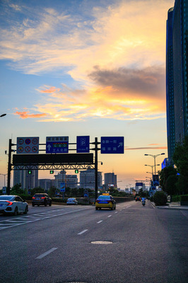 義烏夜景璀璨與無感男性攝影師的鏡頭凝視